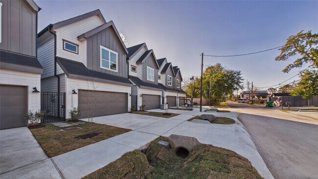 Building Photo - 5027 Golden Forest Dr