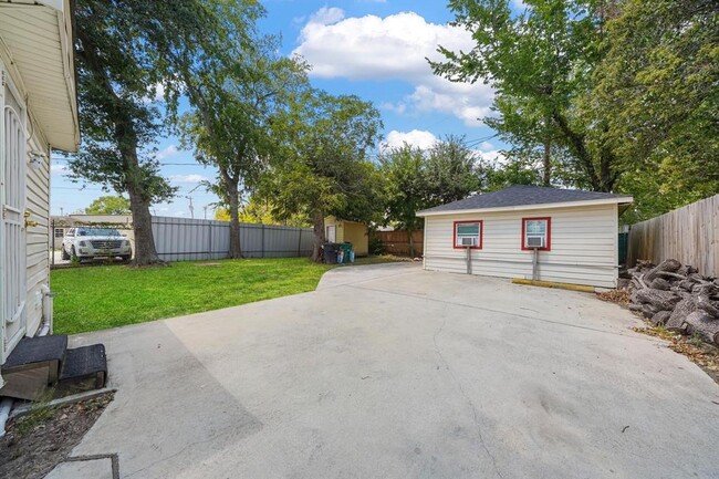 Building Photo - 8041 Howard Dr