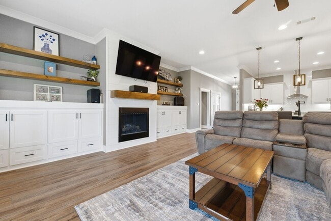 Building Photo - 3 Bedrooms Plus an Office & Sun room