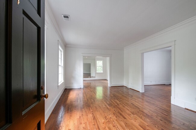 Building Photo - English Cottage in the heart of Belle Meade