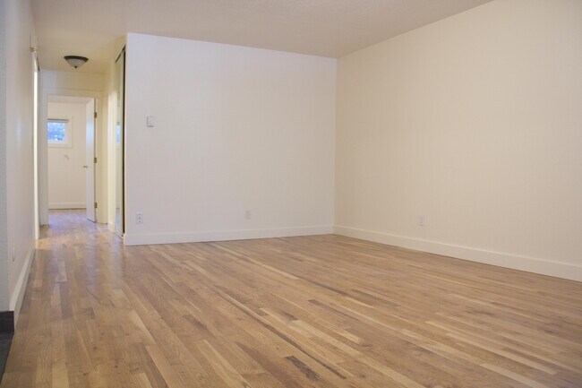 Building Photo - 2bed, hardwoods, granite, dishwasher, park...