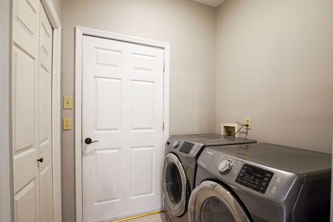 Building Photo - Convenient 3BR/2BA in Homewood