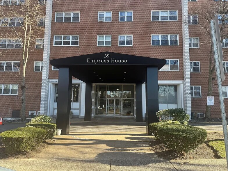 Entry - 39 E 39th St