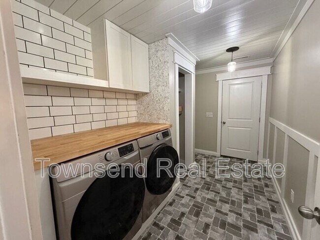 Building Photo - 83 Kotata Ave