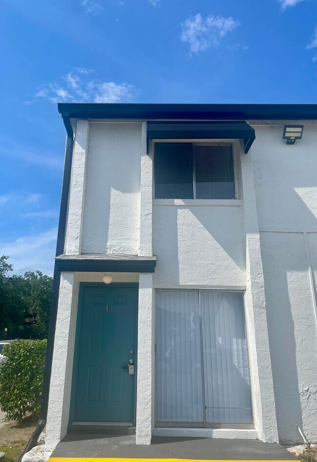 Building Photo - 1/1.5 Townhome in Gated Community! -- Appl...