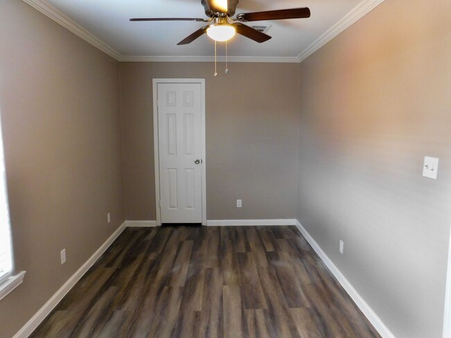 Building Photo - Room For Rent