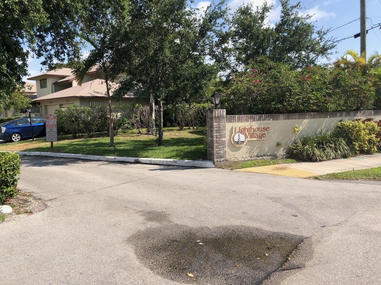 Building Photo - 1750 NE 39th Ct