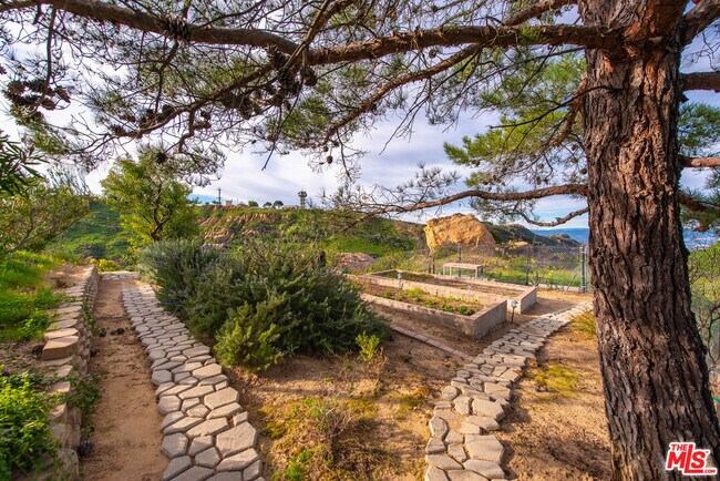 Building Photo - 501 Sadie Rd