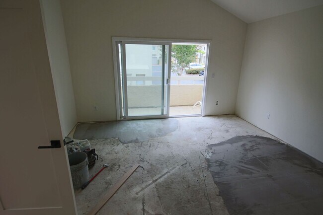 Building Photo - Completely Remodeled 3br Townhome in UTC