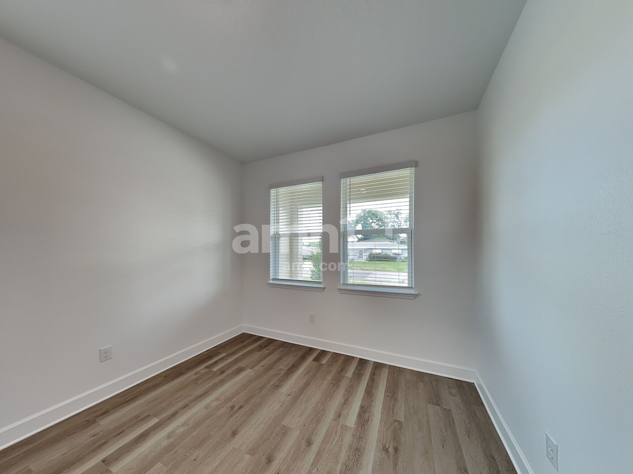 Building Photo - 3019 19th Ave W