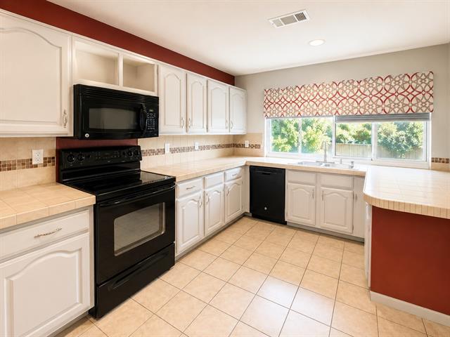 Building Photo - 2304 Chinaberry Dr