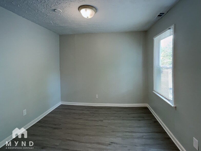 Building Photo - 324 Autumn Ln SW