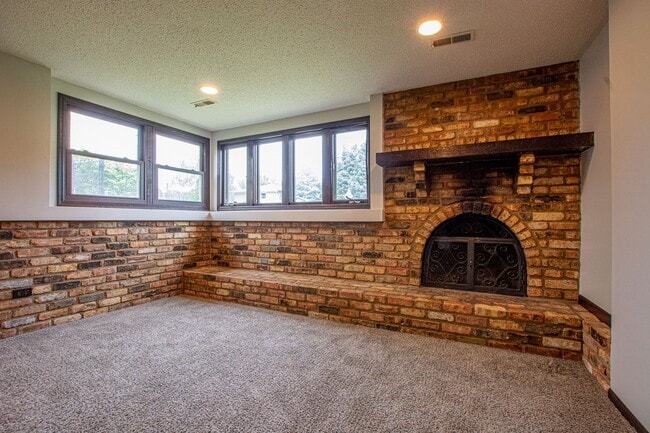 Building Photo - SPACIOUS 3 Bedroom / 2.5 Bath off 120th an...
