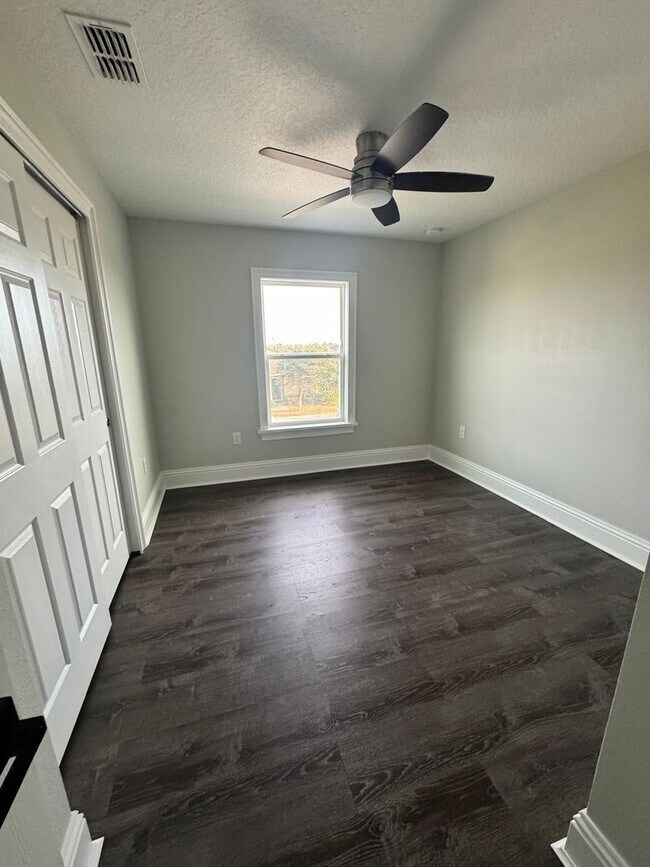 Building Photo - 5/3.5 Groveland Home