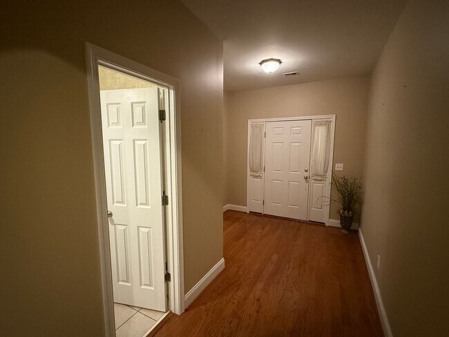 Building Photo - Chelsea Park - One Level 2 Bedroom on a Cu...
