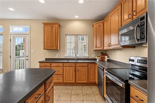 Building Photo - 208 Village Pl