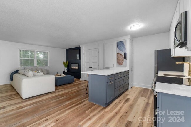 Building Photo - 230 13th Ave Pl NW