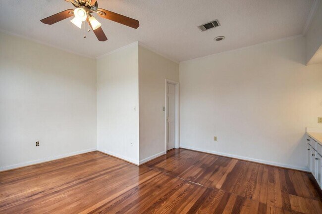 Building Photo - 609 Harthan St