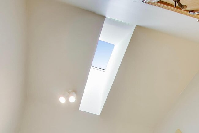 Building Photo - 943 W Essex Pl