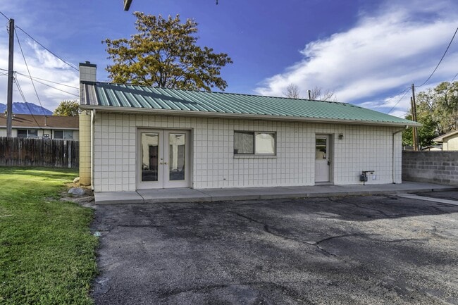 Building Photo - 450 N 500 E