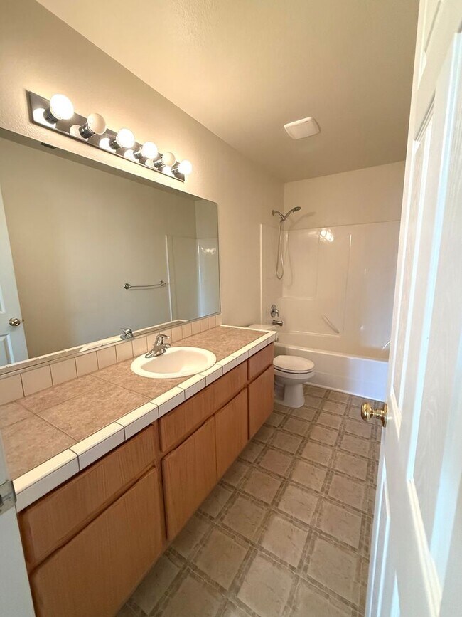 Building Photo - Spacious 4-Bedroom Rental Home in Prime Pa...
