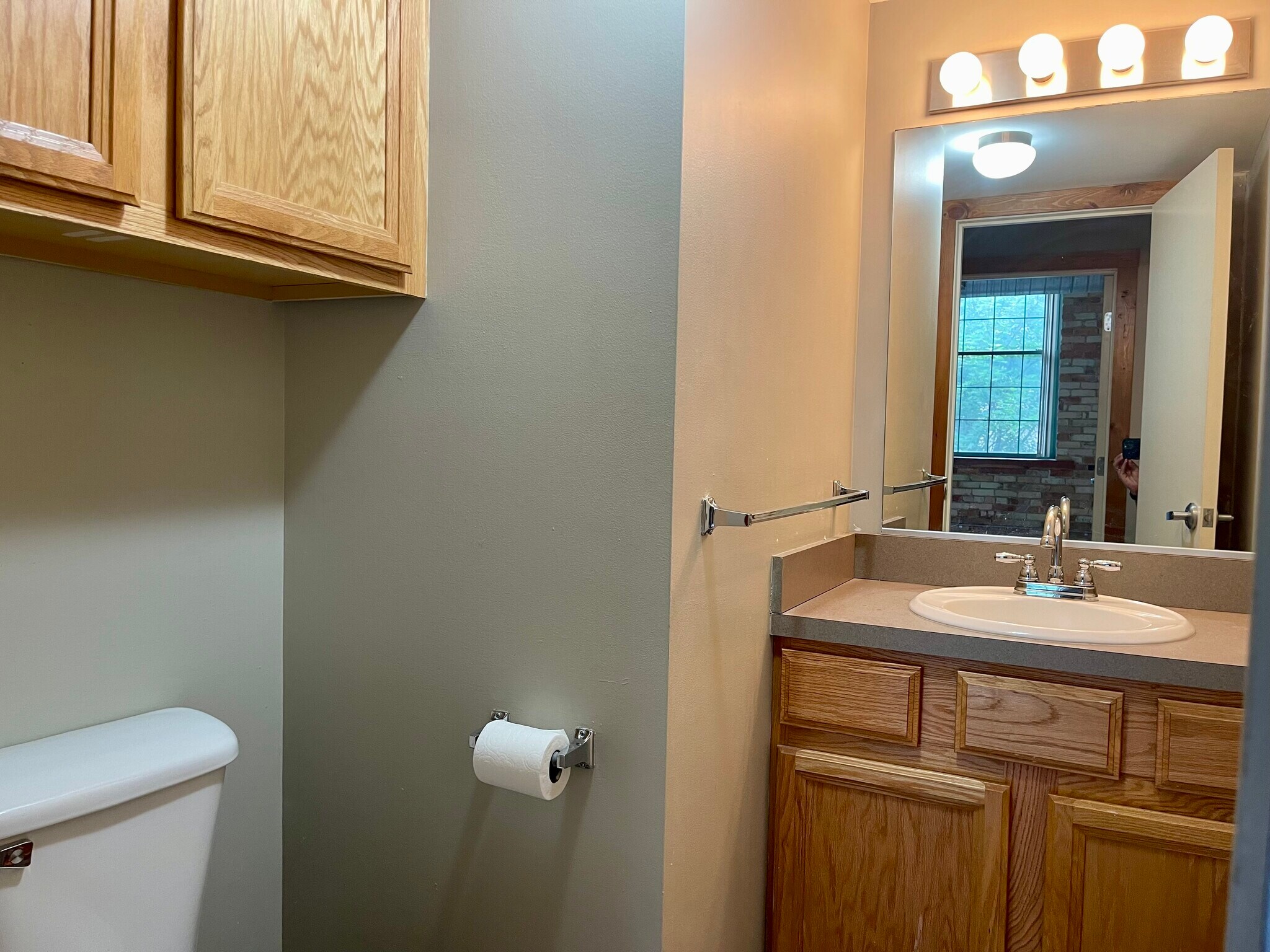 Building Photo - 940 Monroe Ave NW