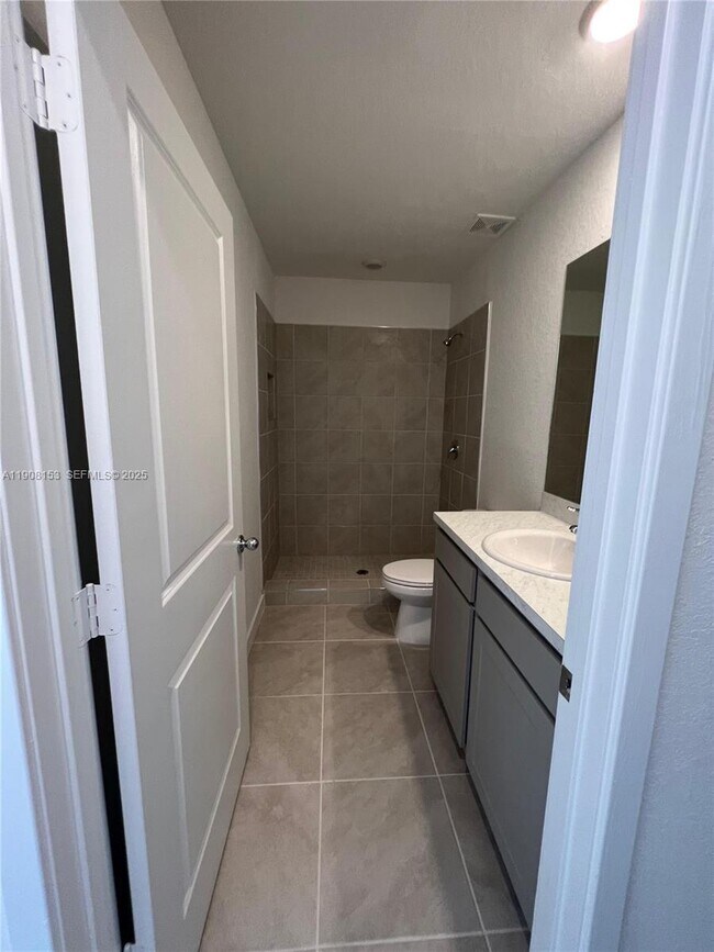 Building Photo - 326 NE 1st Ave