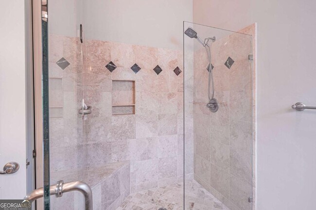 Building Photo - 5660 Crest Hill Dr NE