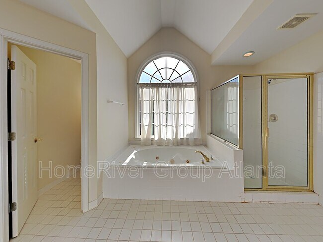 Building Photo - 1040 Queensgate Dr SE