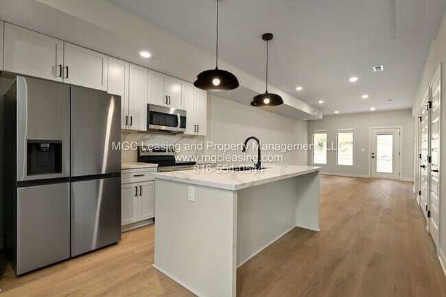 Building Photo - Welcome to Oak Ridge Falls Townhomes in Raymore, MO - Tours Available Today!