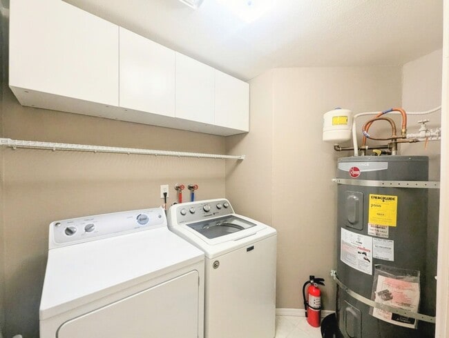 Building Photo - 2Bd/1.25Ba Shoreline Condo