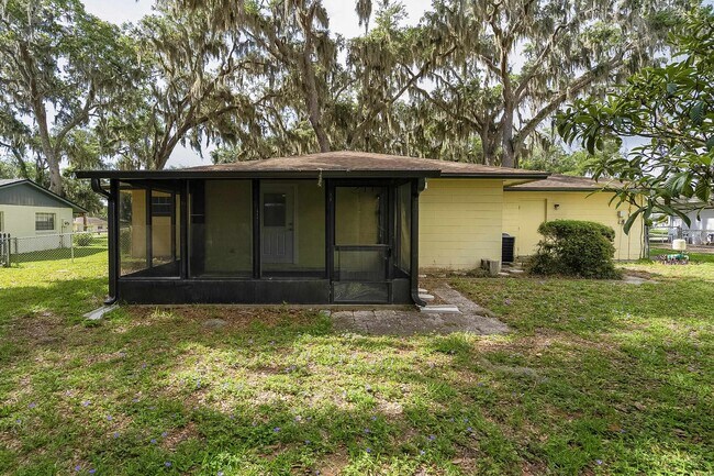 Building Photo - 494 Romano St