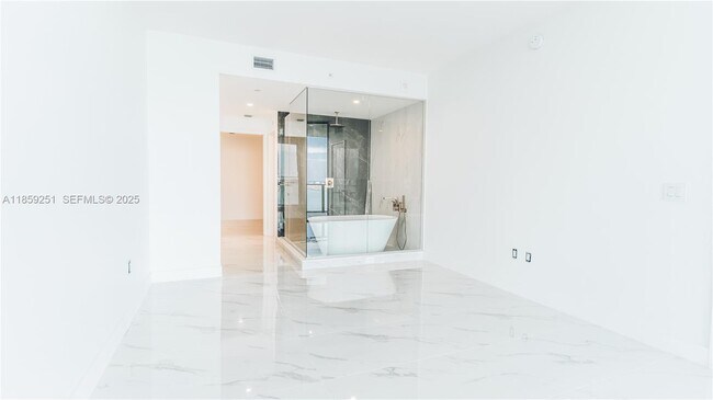 Building Photo - 700 NE 24th St