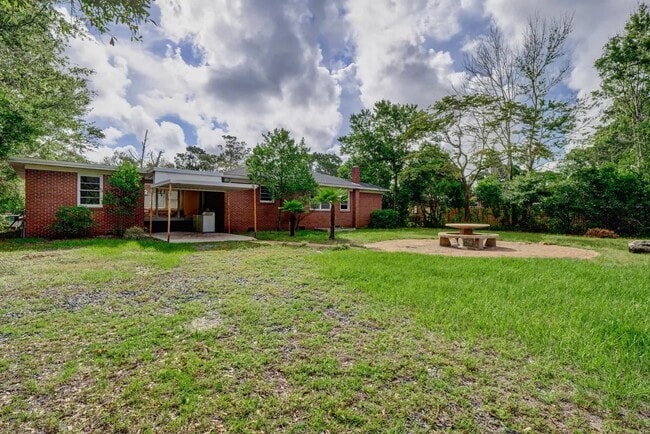 Building Photo - 211 Oak Leaf Dr