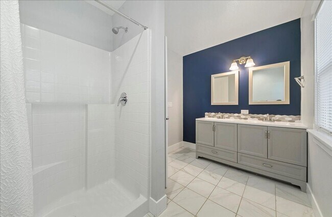 Building Photo - Bright, Spacious Home in Prime Southeast B...
