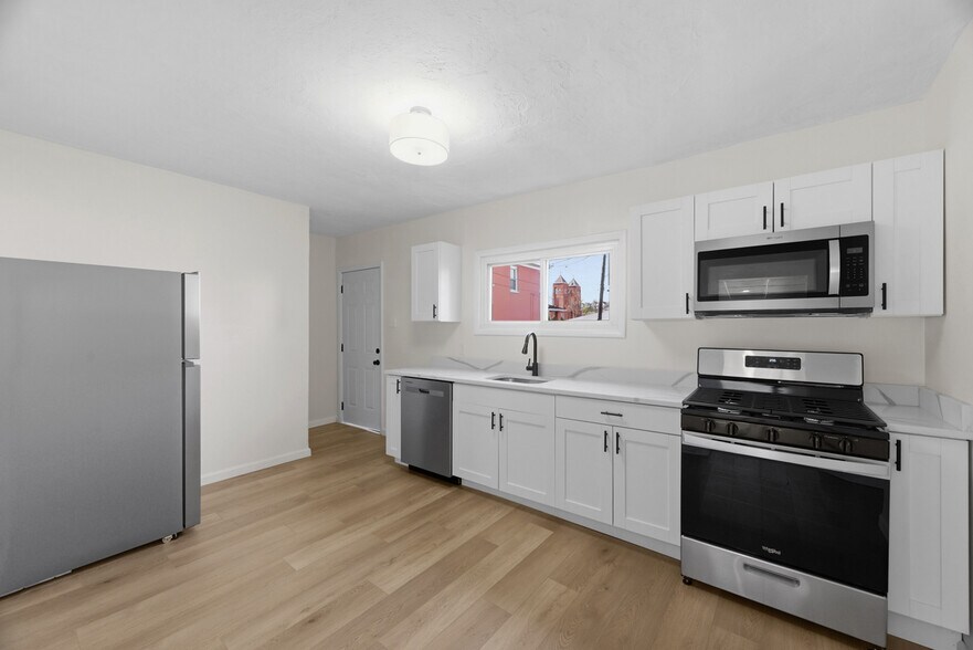 Building Photo - 423 2nd Ave