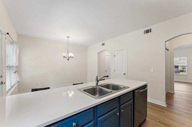 Building Photo - 553 Rosedale Ave