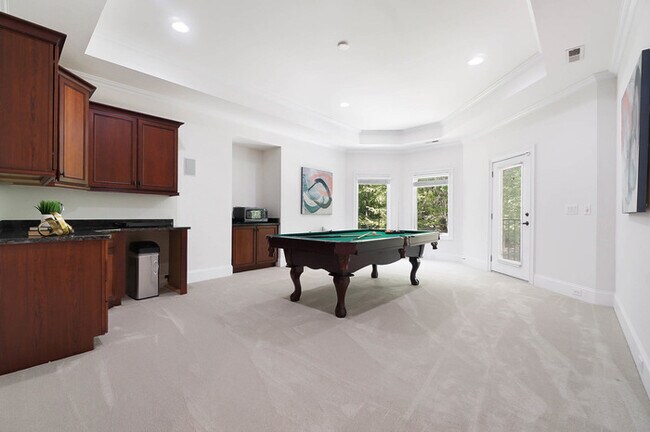 Building Photo - Luxury 5 Bedroom Retreat with Pool in Wedd...