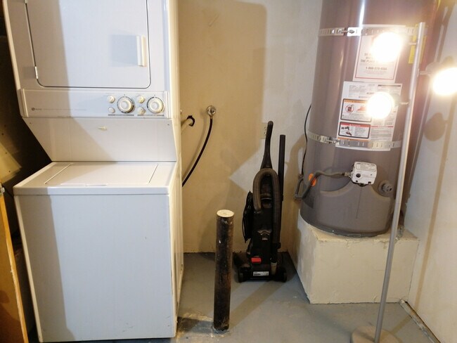 Building Photo - 594 Rose Ln