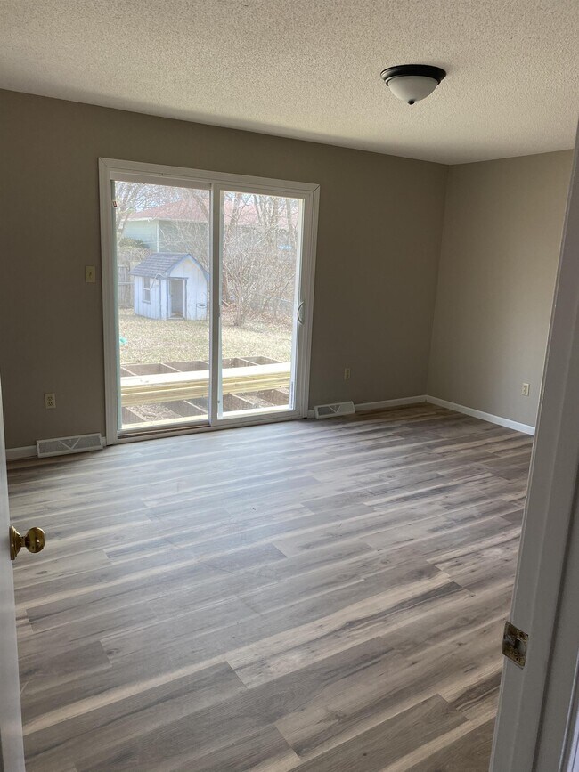 Building Photo - 2400 Sunflower St
