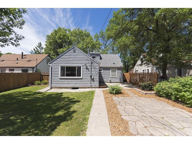 Building Photo - Charming Bungalow Available - Walk To Sout...