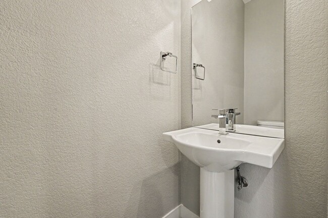 Building Photo - 2 Bed, 1 Bath Townhouse with Roof Top Deck