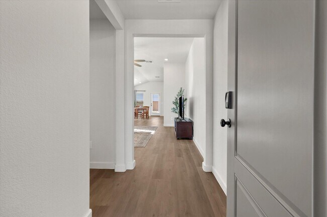 Building Photo - 2156 Langford Ave