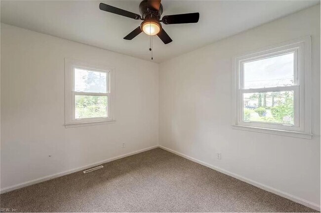 Building Photo - 1613 Loren Cres