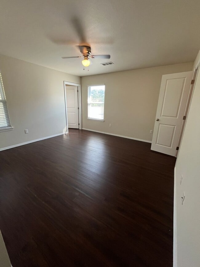 Building Photo - Paved Road/Cozy Home/Convenient location