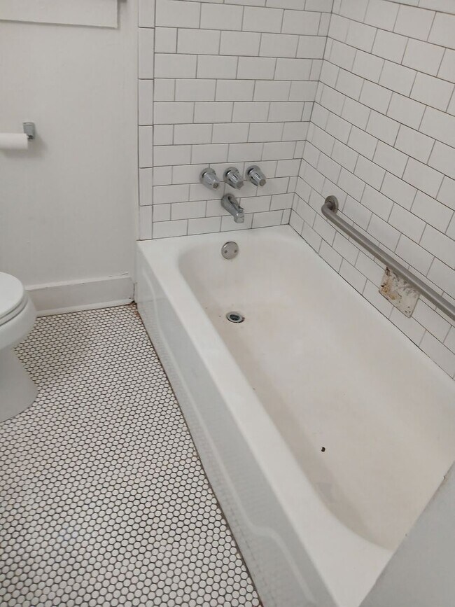 Building Photo - Spacious 2bd/1.5ba Home Minutes From W Midtown!