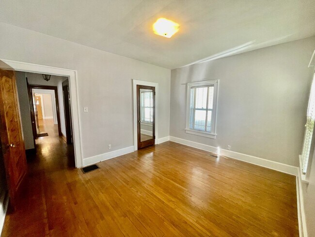 Building Photo - Charming 2-Bedroom Home with Hardwood Floors & Private Driveway!