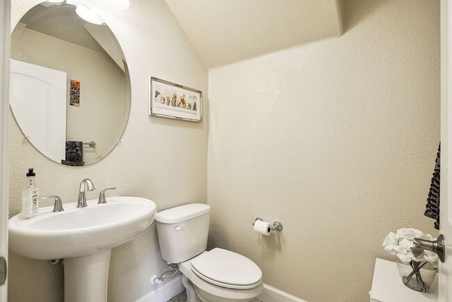 Building Photo - UPDATED LARGE 1600 sq/ft 3BR/3.5BA Central...