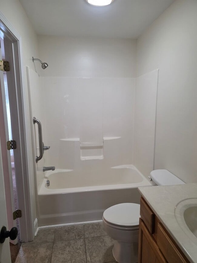 Building Photo - 3 bedroom 3 bath townhouse with one car ga...