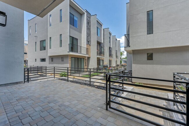 Building Photo - Fully Furnished Modern Townhome with utilities included and flexible lease options available